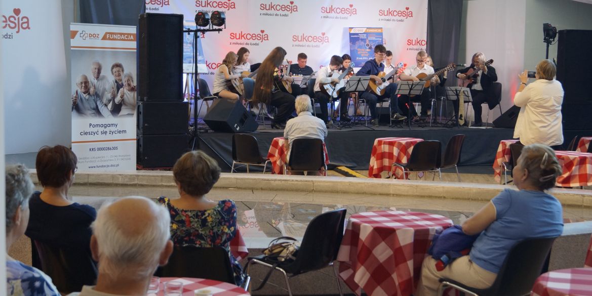‘Play, guitar, play’ – a concert of twelve guitars at the third musical meeting for seniors organised by the DOZ Dbam o Zdrowie Foundation